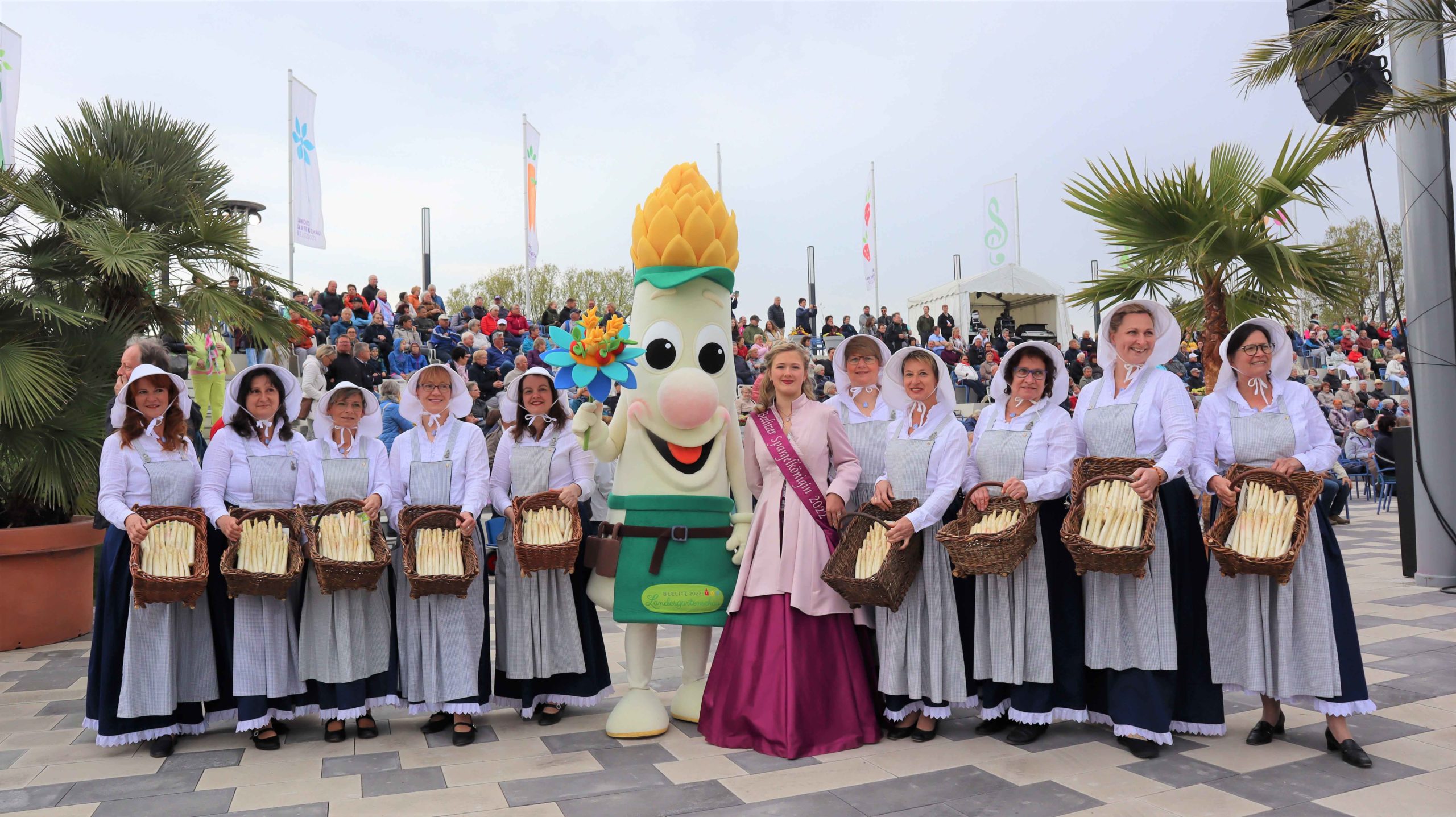 Spargelfrauen, Spargelkönigin und Spargelino Spargelfrauen, Spargelkönigin und Spargelino