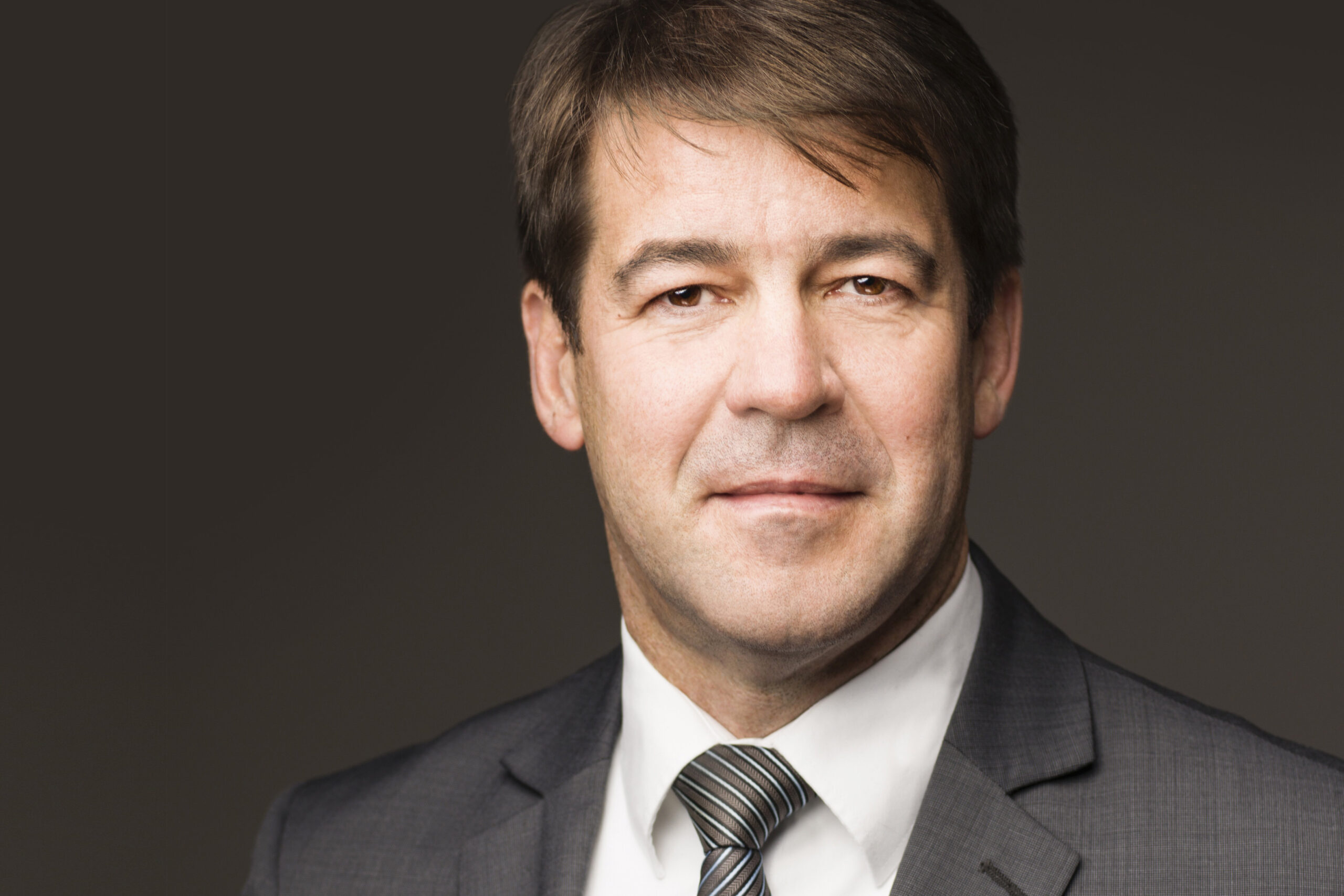 Steffen_Scheller_Portrait_dunkler_Hintergrund_quer__C_Fotografin_Karoline_Wolf_-_immer_angeben