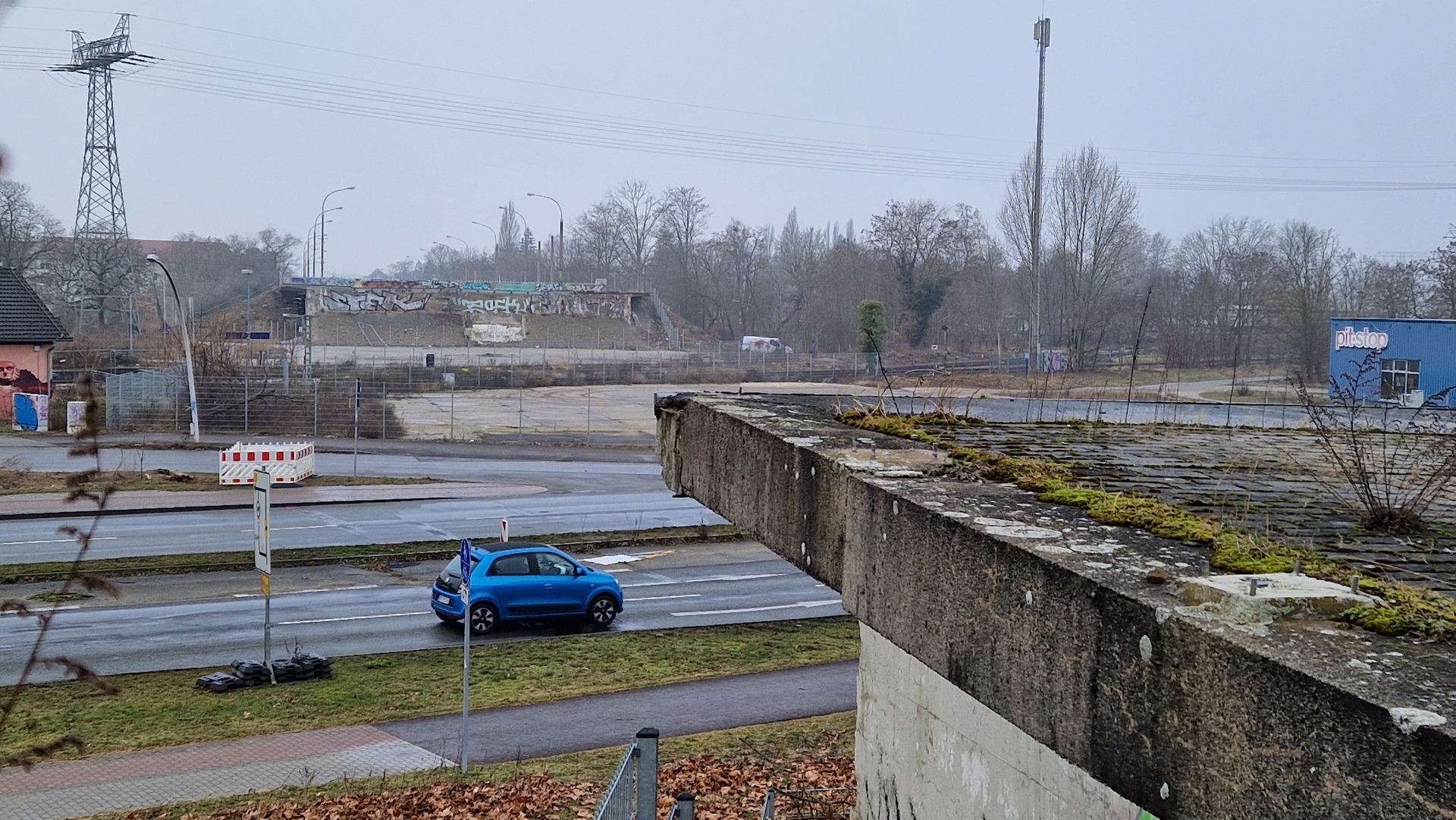 Brücke_Lücke_Altstadt_Bahnhof_stadtauswärts_050225