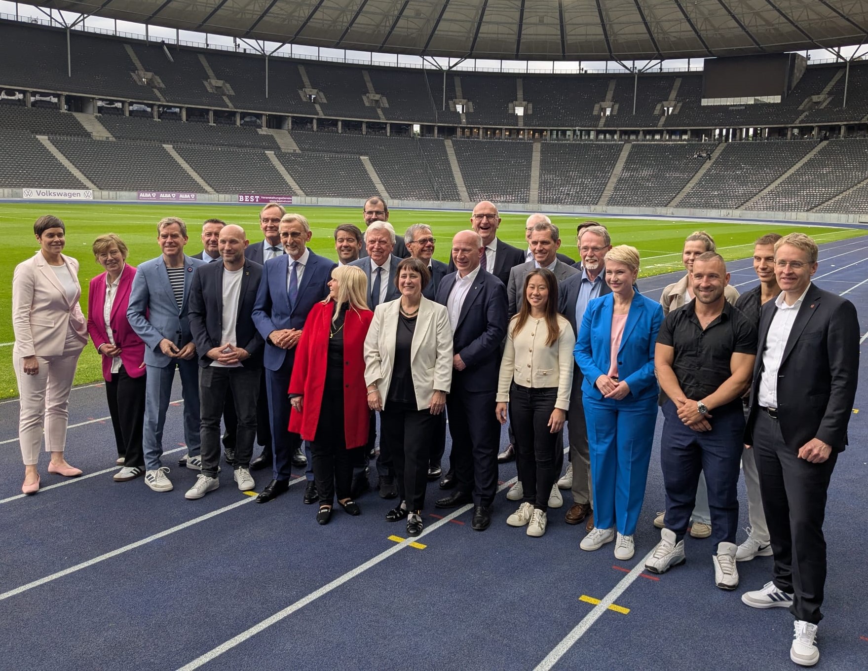 Olympiabewerbung_Gruppenbild_BundesL-Komm-DOSB-Sportler