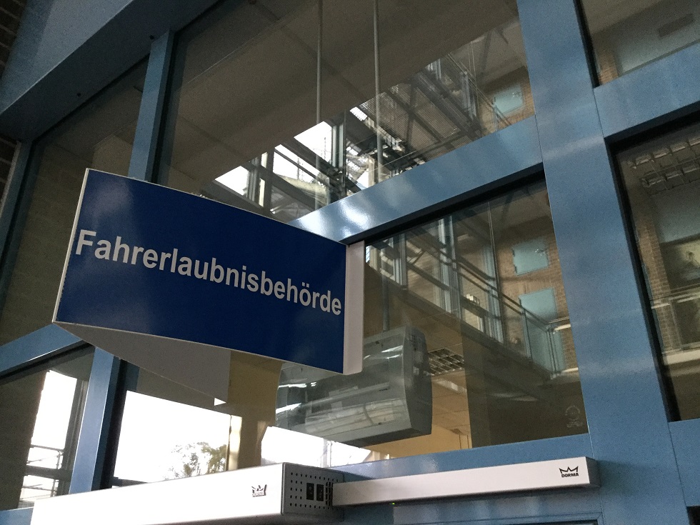 Fahrerlaubnisbehörde_im_TGZ_Schild__C_SW