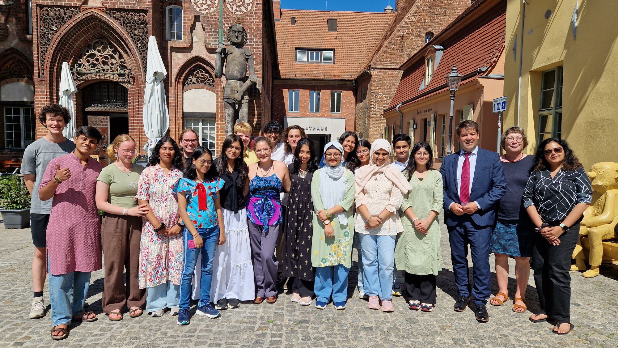Indische_Schülergruppe_im_Rathaus_030725-1
