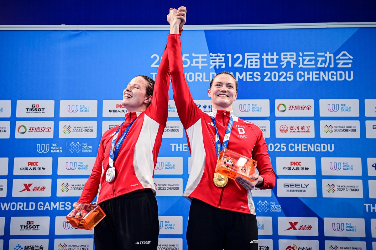 Lena Oppermann (l.) und Nina Holt bei der Siegerehrung zu 100m Rescue Medley. / Weiterer Text über ots und www.presseportal.de/nr/7044 / Die Verwendung dieses Bildes für redaktionelle Zwecke ist unter Beachtung aller mitgeteilten Nutzungsbedingungen zulässig und dann auch honorarfrei. Veröffentlichung ausschließlich mit Bildrechte-Hinweis.