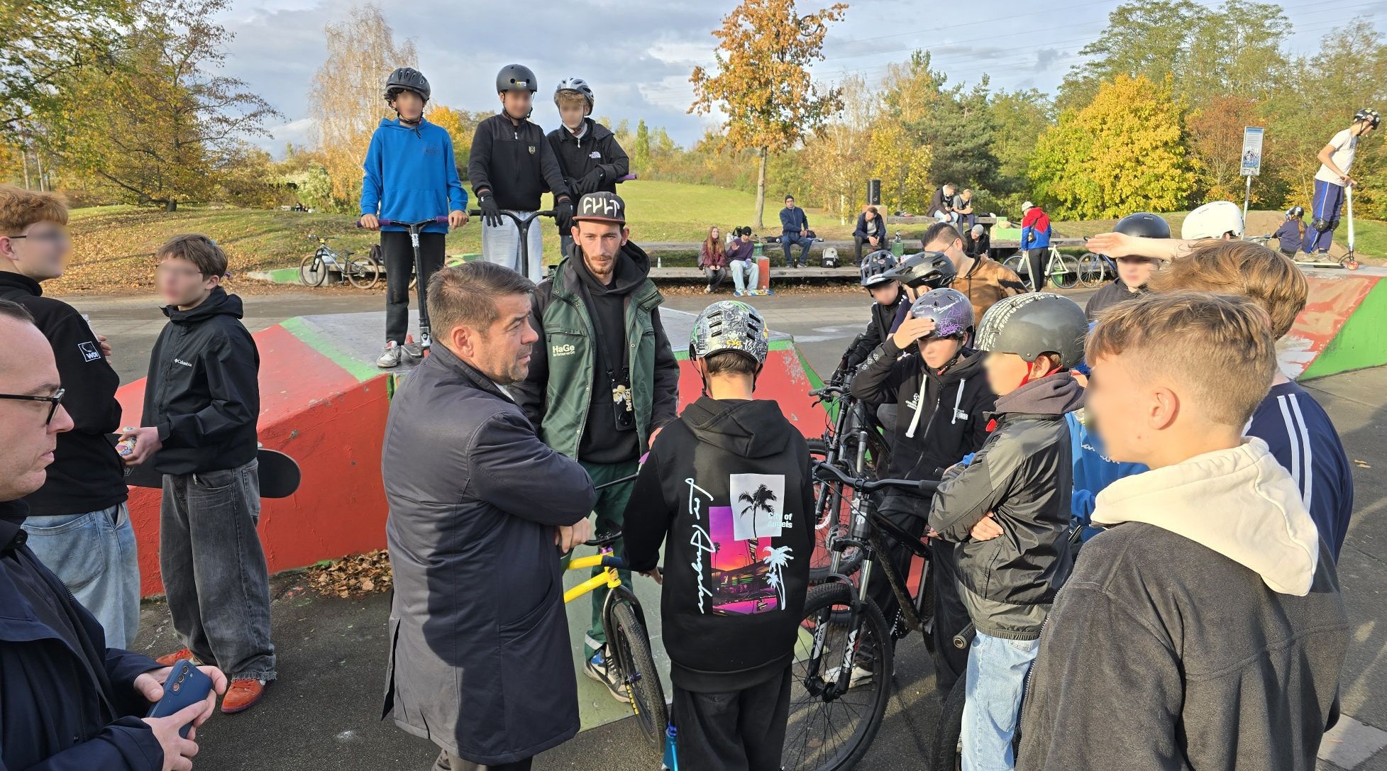OB_Scheller_vor_Ort_im_Skaterpark_221025-1 OB_Scheller_vor_Ort_im_Skaterpark_221025-1