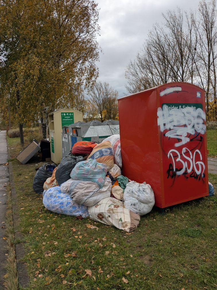 2025_11_17_Altkleidercontainer 2025_11_17_Altkleidercontainer