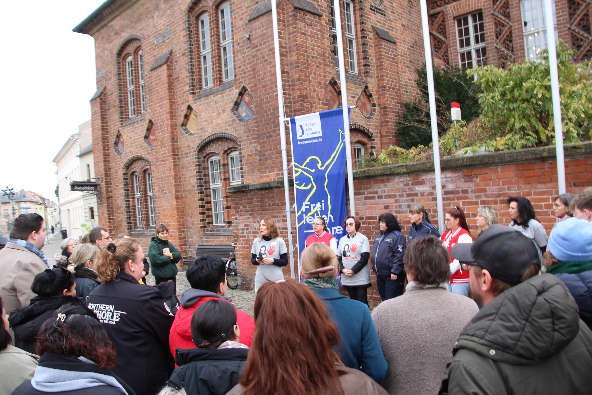 Ansprache_der_Gleichstellungsbeauftragten_Jeannette_Horn_zur_Fahnenhissung_anlässung_des_Internationalen_Tages_gegen_Gewalt_an_Frauen
