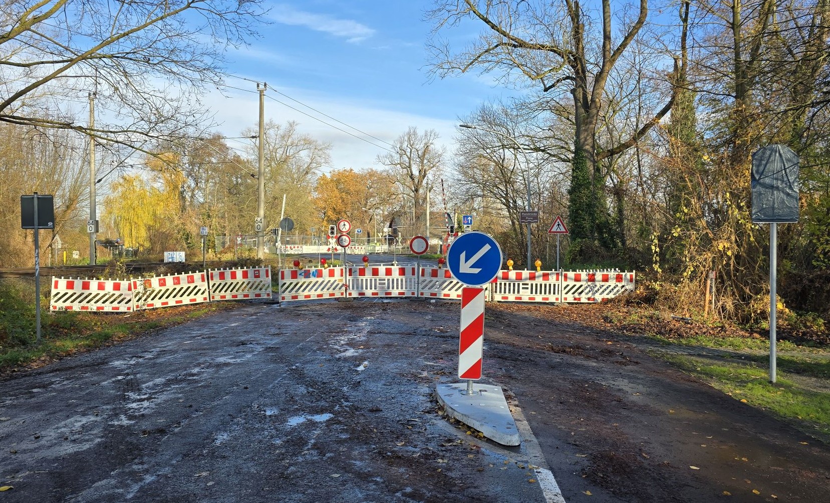 Planebrücke_mit_Leit-Insel_191125 Planebrücke_mit_Leit-Insel_191125