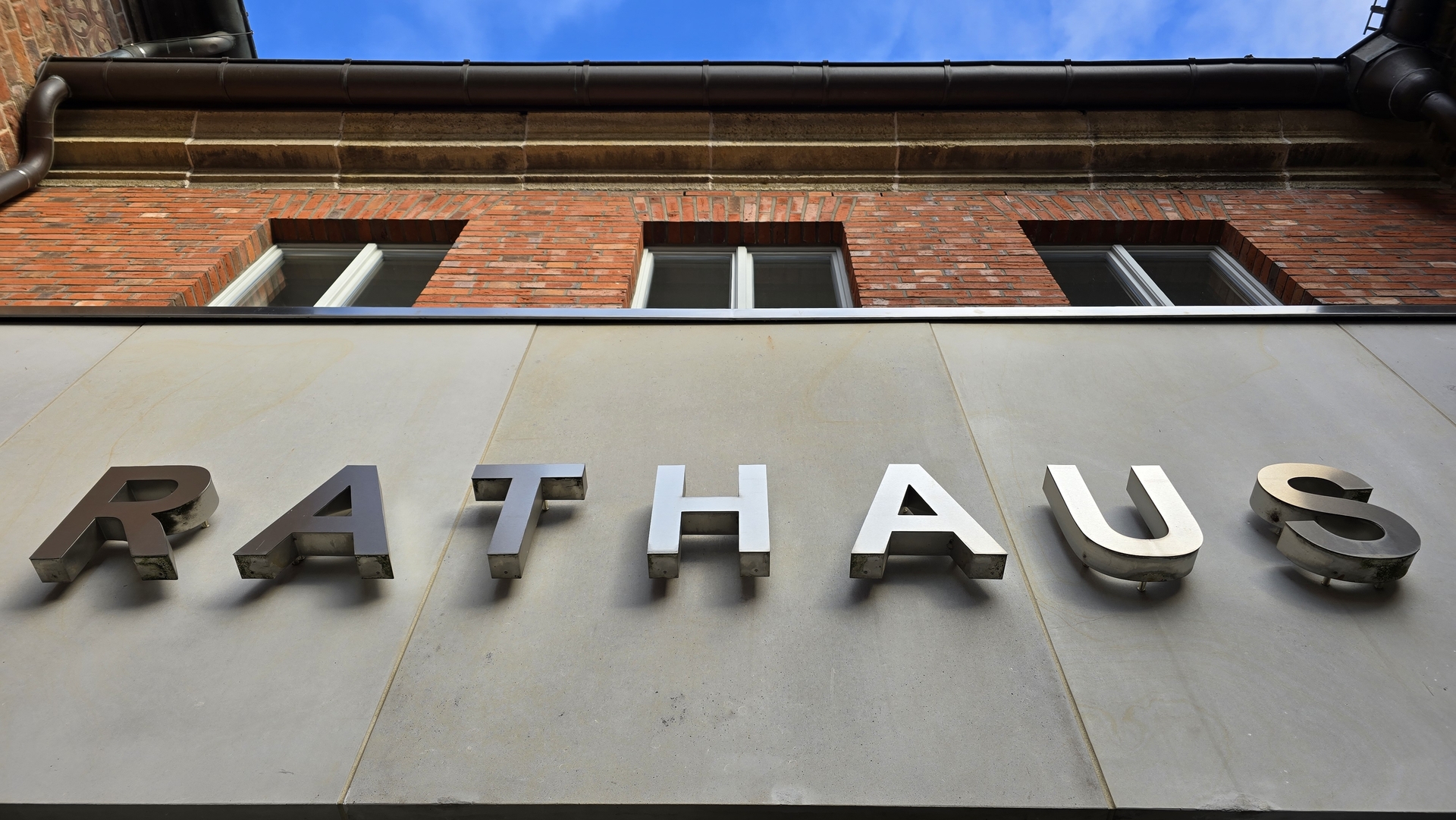 Rathaus_Schriftzug_241125