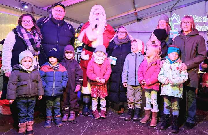 Weihnachtsbaum_mit_Kindern