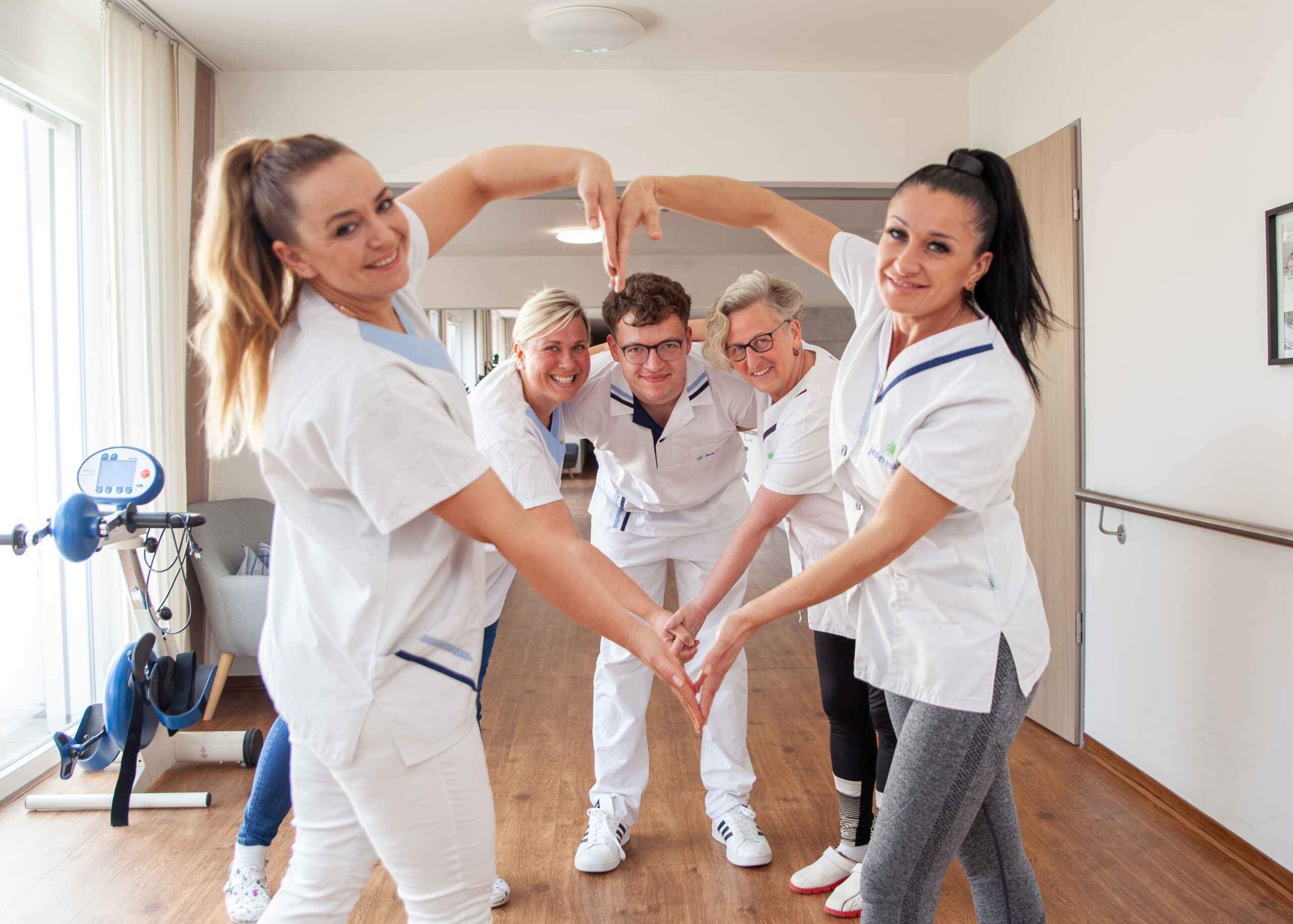 35 Jahre Pflege. Mit Herz. Gemeinsam 35 Jahre Pflege. Mit Herz. Gemeinsam