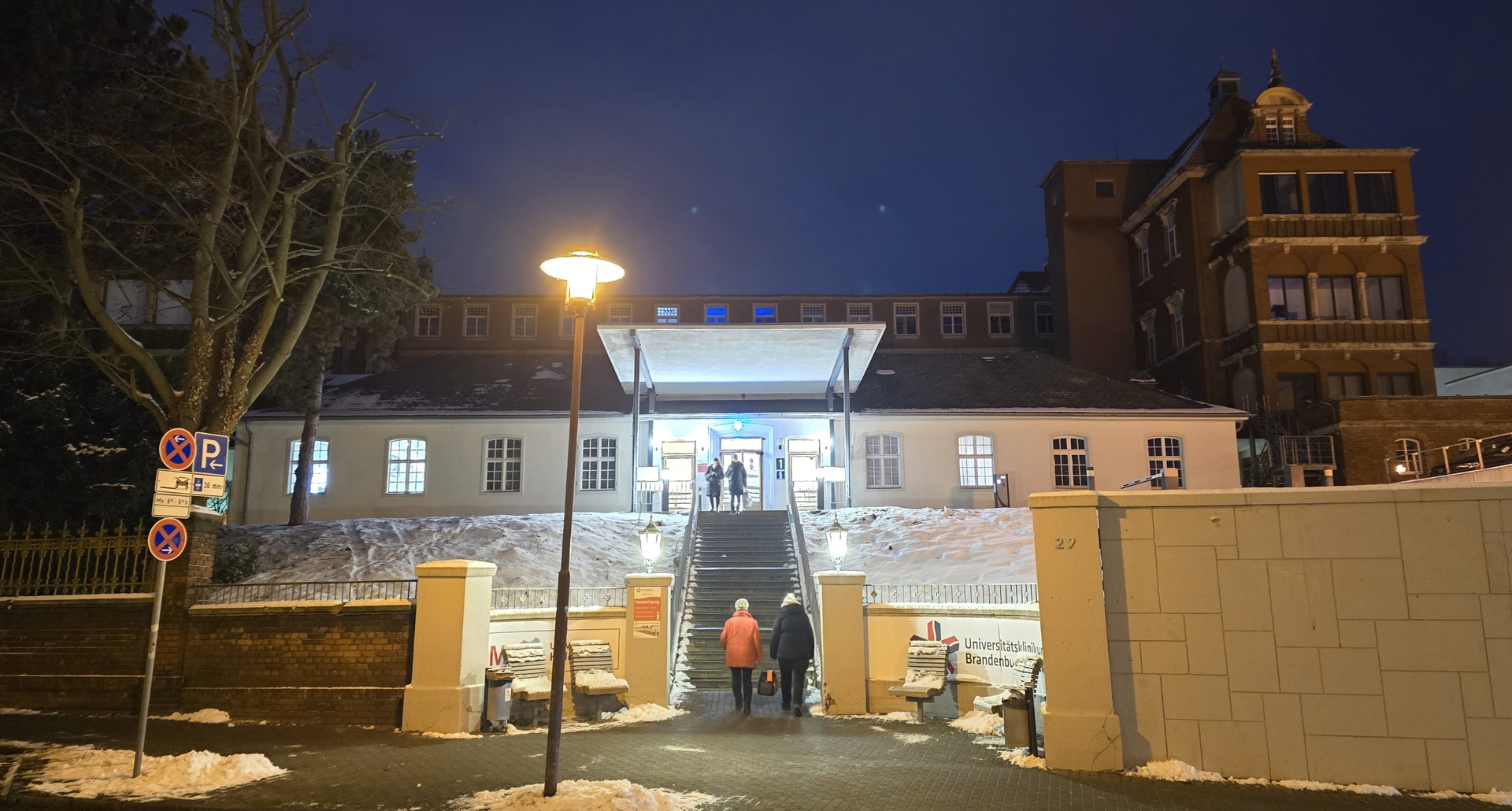 Universitätsklinikum_Haupteingang_060126-1