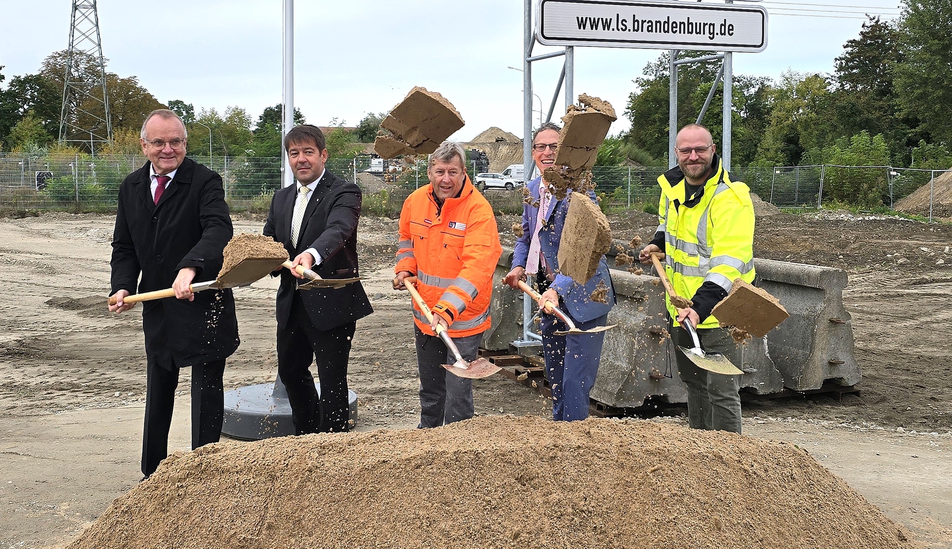 1. Spatenstich für die neue Brücke am Altstädtischen Bahnhof.