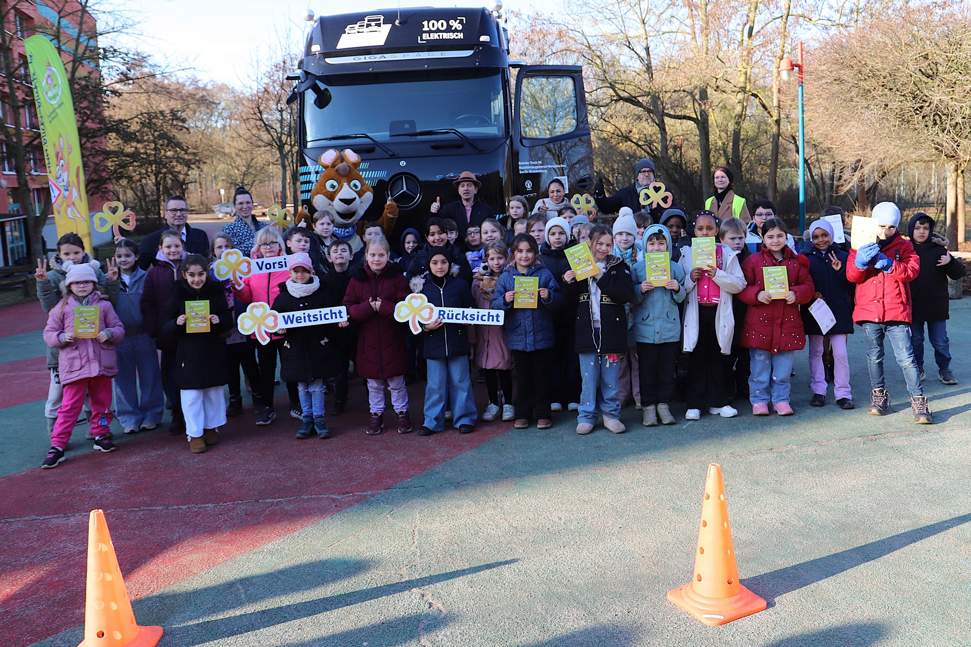 IMG_3197 Gruppenbild vor dem Elektro-Truck.
