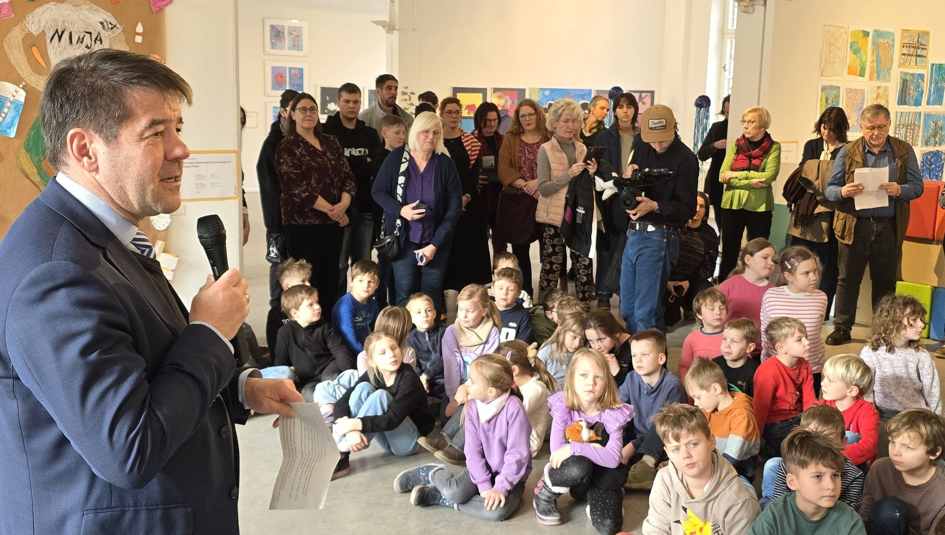 Oberbürgermeister Steffen Scheller begrüßte die jungen Künstlerinnen und Künstler und gratulierte zu den tollen Leistungen.