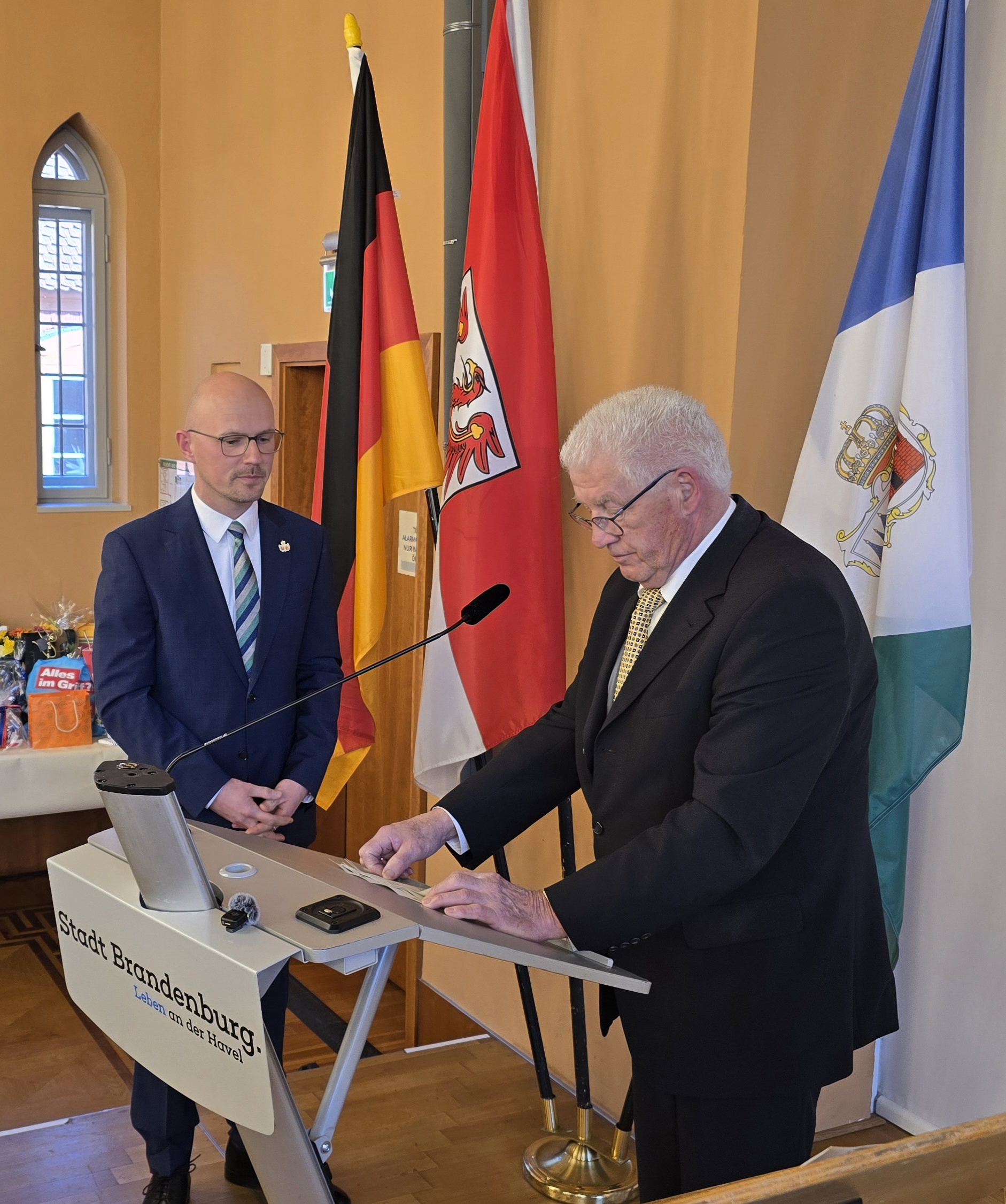 Walter Paaschen mit Daniel Keip bei der Eidesleistung.