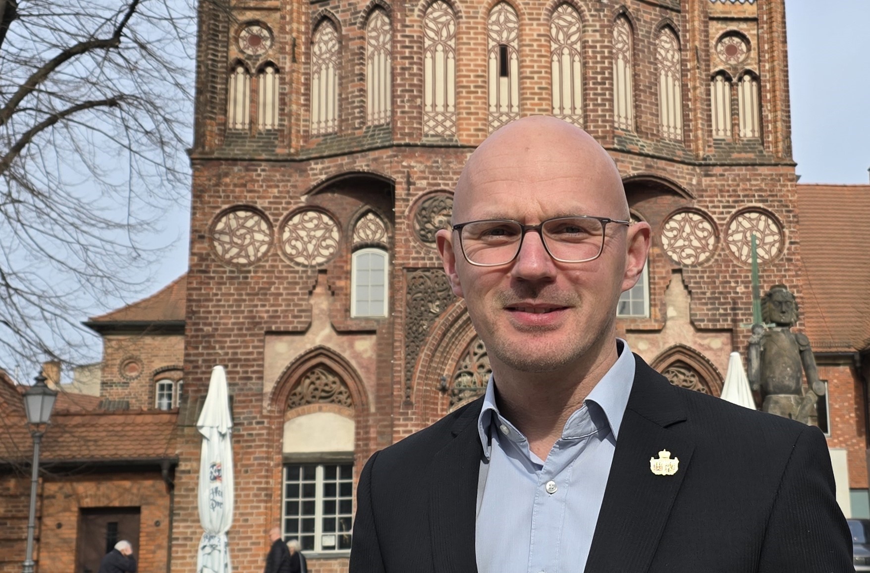 Daniel_Keip_vor_Rathaus