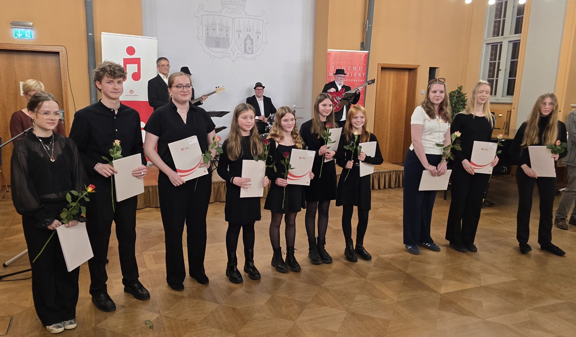 Stolz präsentierten sich die Nachwuchsmusikerinnen und -musiker mit ihren Urkunden.