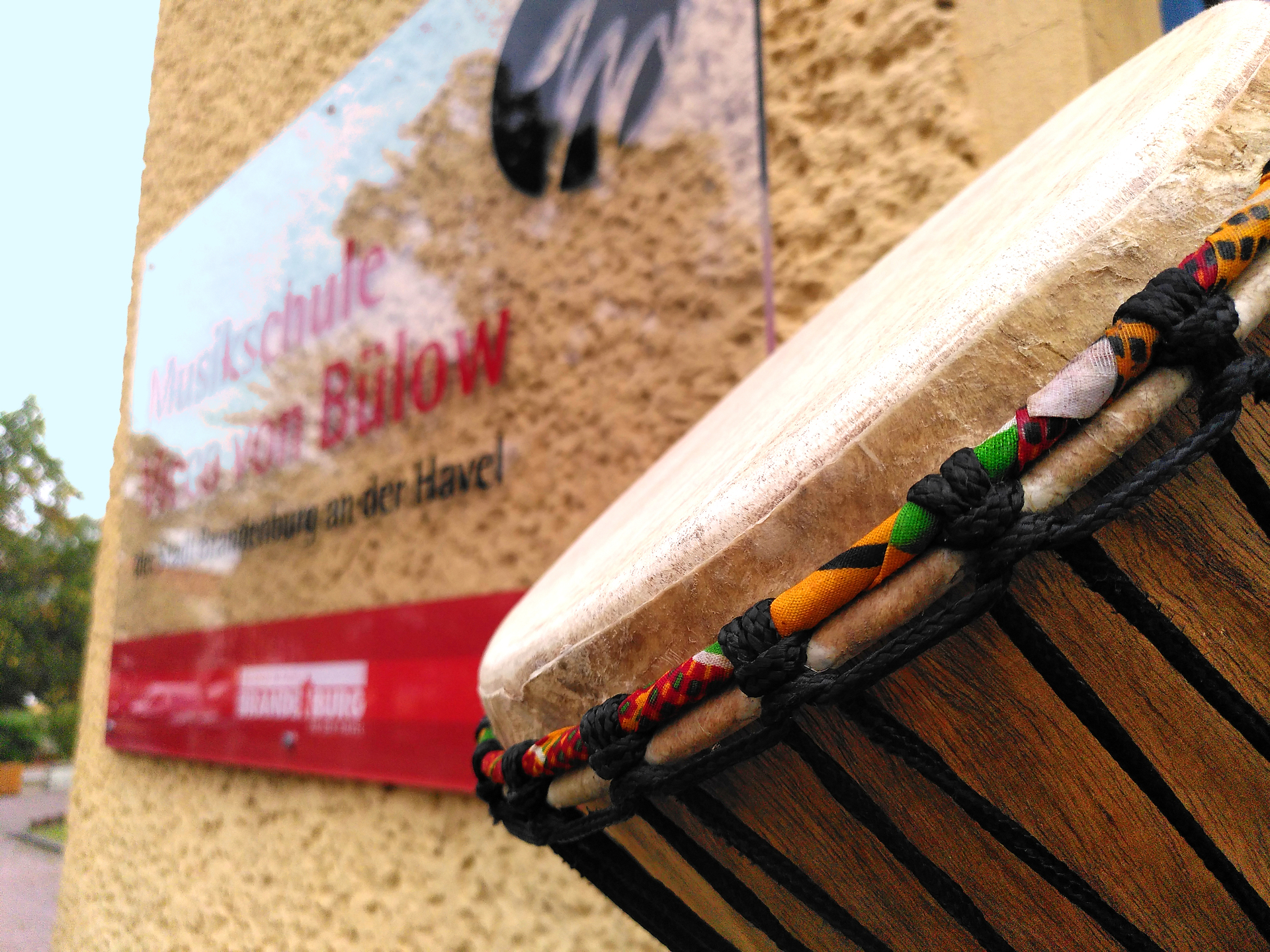 Trommeln_in_der_Musikschule_Vicco_von_Bülow Trommeln_in_der_Musikschule_Vicco_von_Bülow