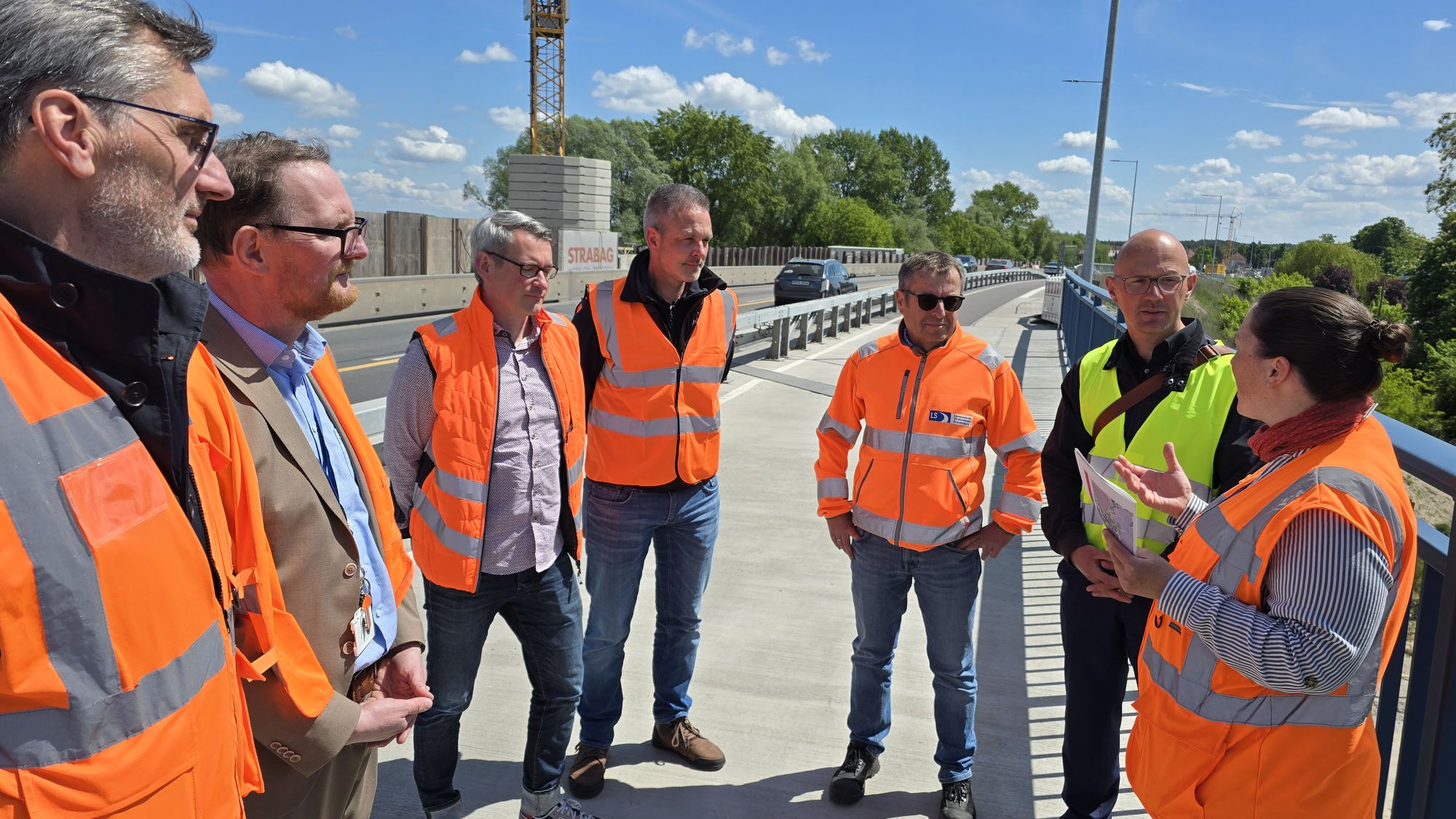 Oberbürgermeister Daniel Keip im Gespräch mit Bauüberwacherin Luise Rother beim Arbeitstreffen von Vertretern des Landesbetriebs Straßenwesen und der Stadtverwaltung.