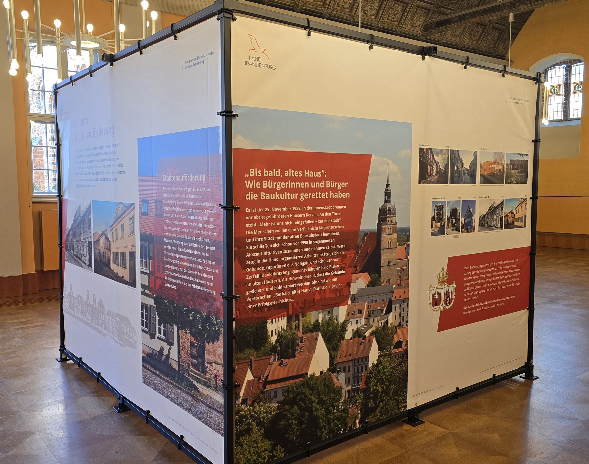 Mit großen Würfeln und übersichtlich gestalteten Planen wird ein guter Überblick über 35 Jahre Städtebauförderung gegeben.

© Stadt Brandenburg an der Havel / Th. Messerschmidt