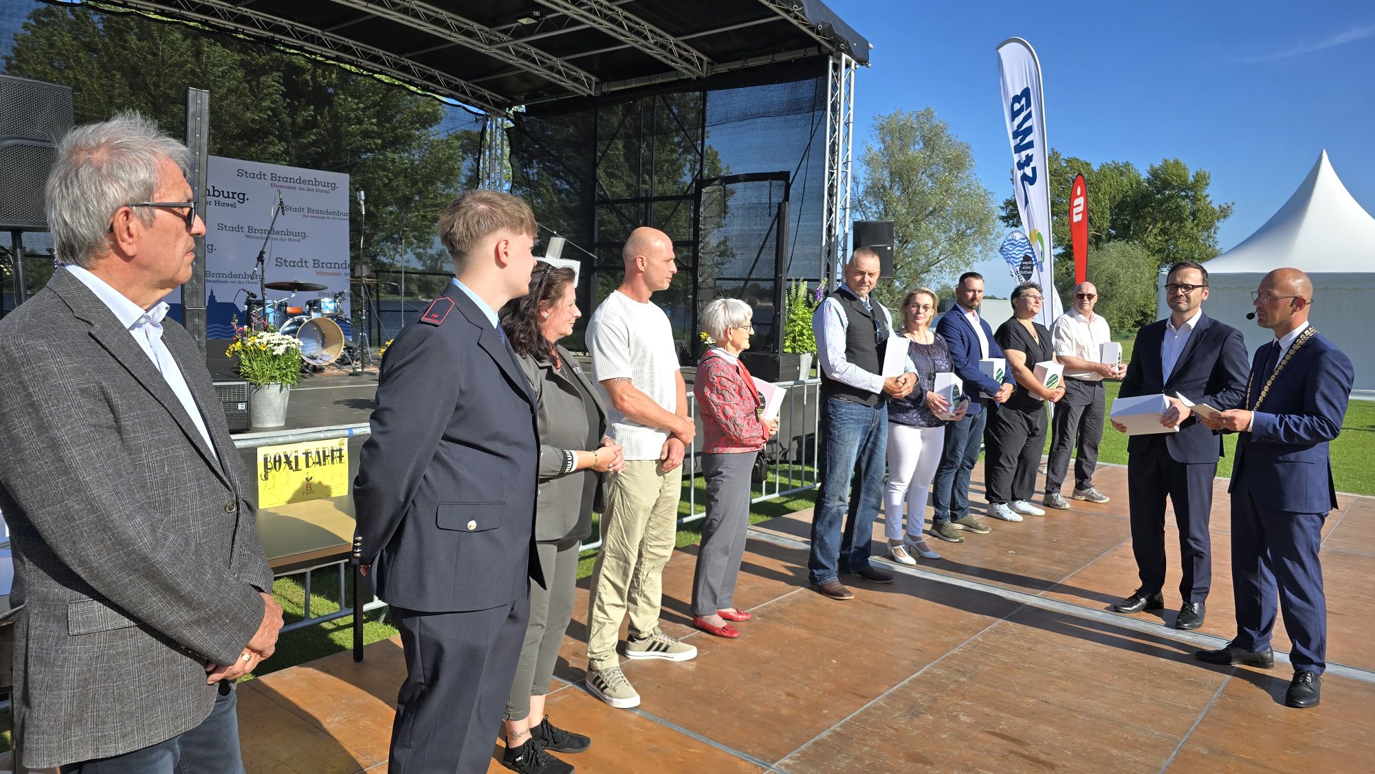 Oberbürgermeister Daniel Keip und Innenminister Dr. Jan Redmann übergaben im Rahmen des Sommerempfangs die zehn Ehrenamtspreise der Stadt.