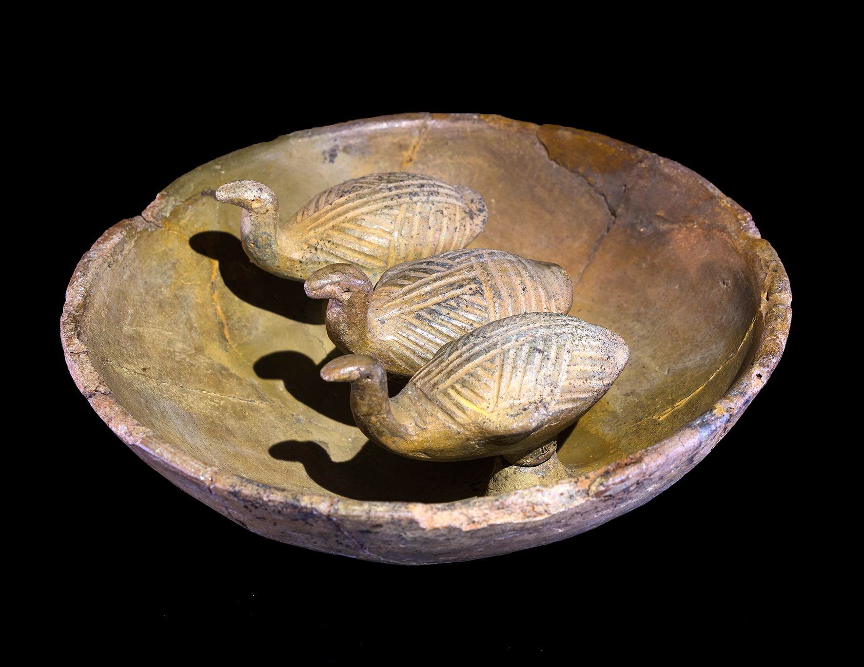 Schale mit 3 Vogelfiguren, Keramik, Bronzezeit, BLDAM