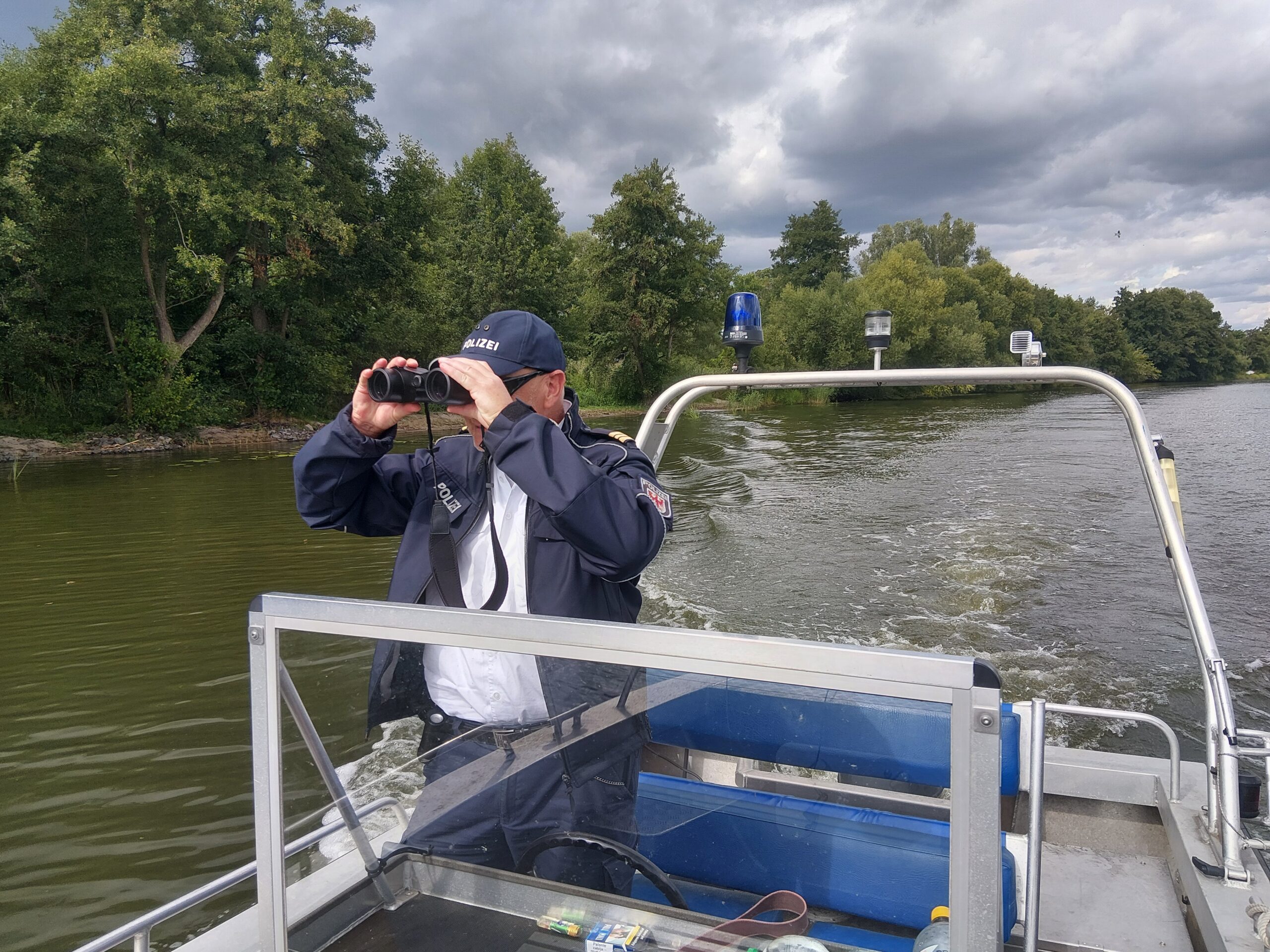 Ausschau halten – Die Wasserschutzpolizei in der Polizeidirektion West hat am Wochenende Schwerpunktkontrollen durchgeführt Ausschau halten - Die Wasserschutzpolizei in der Polizeidirektion West hat am Wochenende Schwerpunktkontrollen durchgeführt