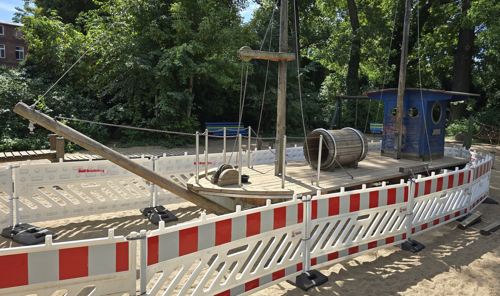 Schaukelschiff_Piratenspielplatz_gesperrt_140826a